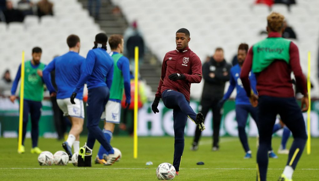 Xande Silva warms up for West Ham