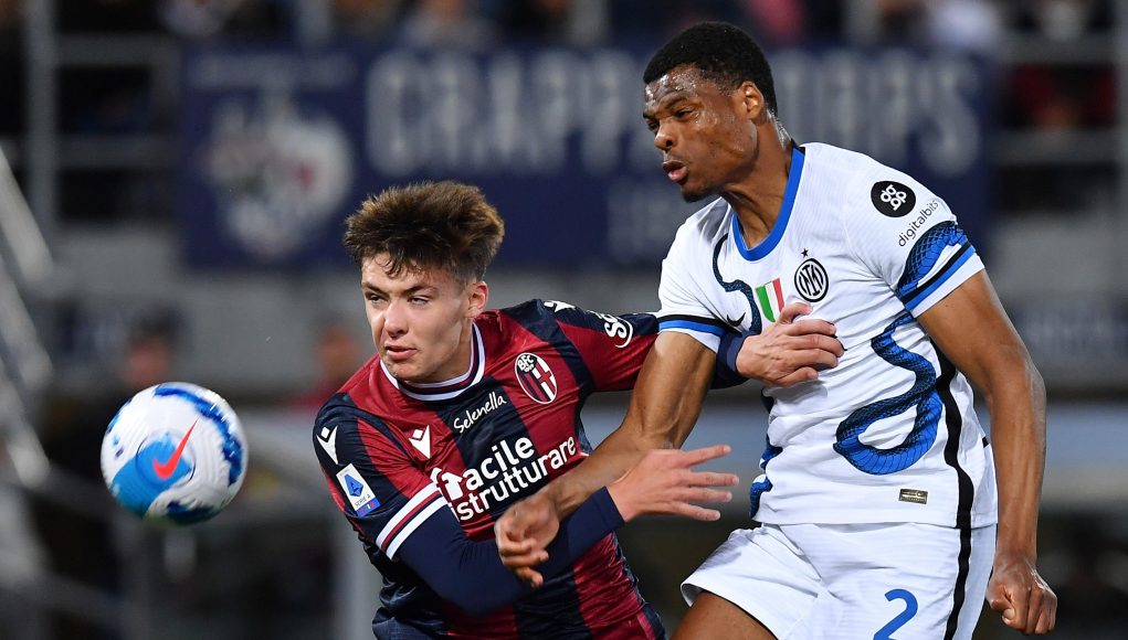 Inter Milan's Denzel Dumfries in action with Bologna's Aaron Hickey REUTERS/Jennifer Lorenzini