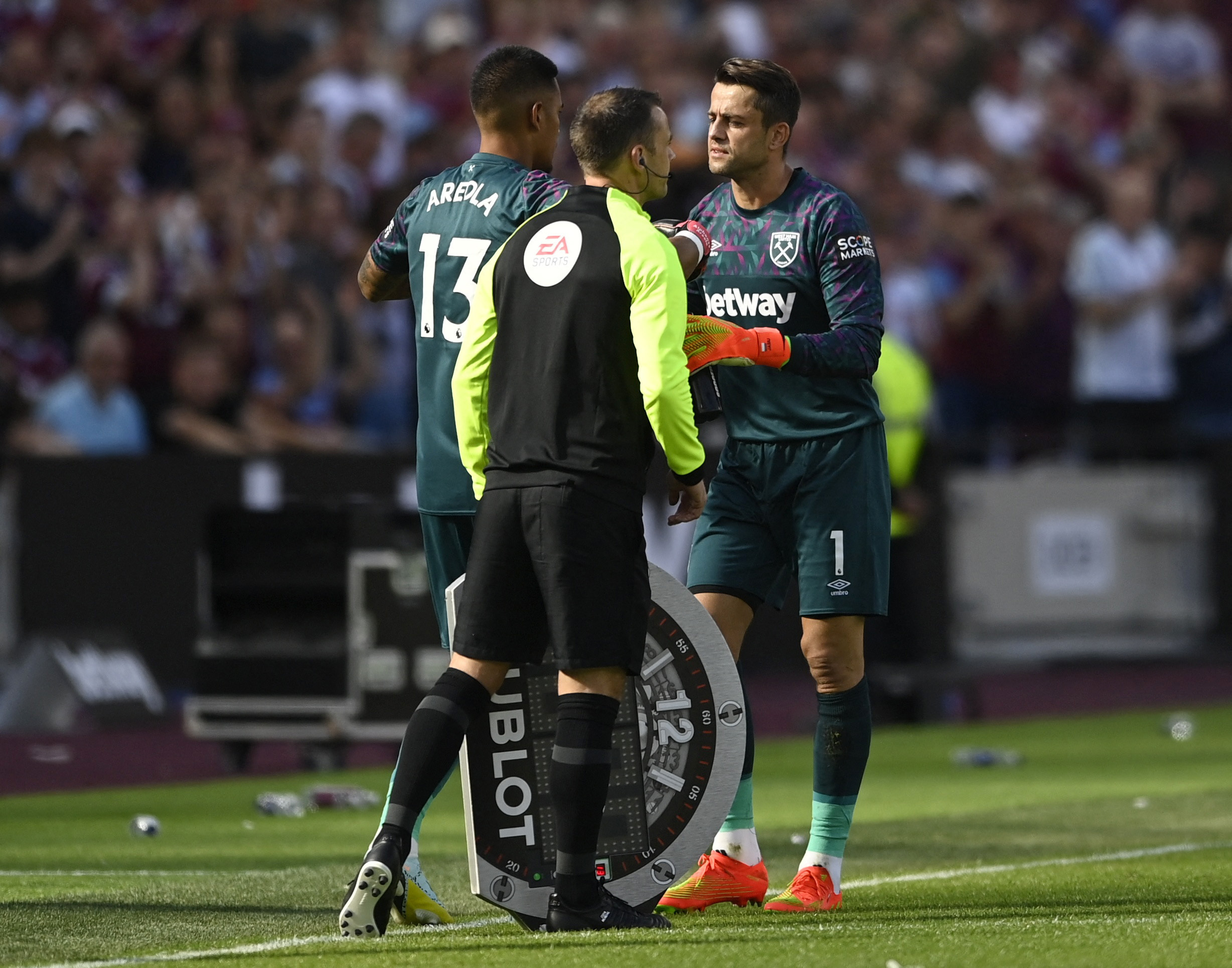 West Ham's Fabianski leaves the pitch after injury