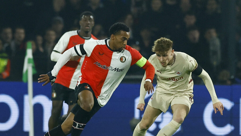 Champions League - Feyenoord v FC Salzburg Feyenoord's Quinten Timber in action with FC Salzburg's Bobby Clark. (REUTERS/Piroschka Van De Wouw)