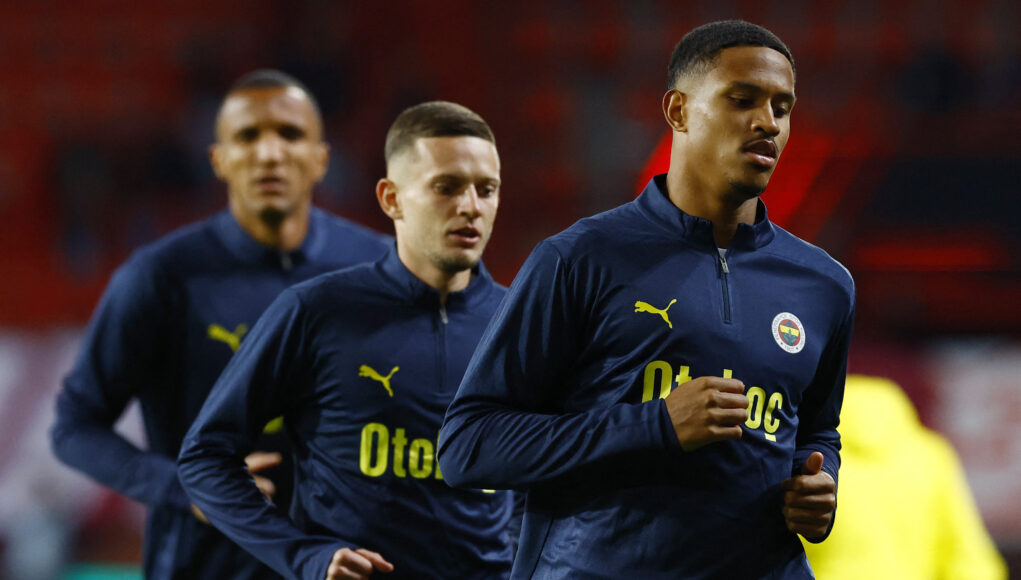 Europa League - FC Twente v Fenerbahce Fenerbahce's Jayden Oosterwolde and Sebastian Szymanski. (REUTERS/Piroschka Van De Wouw)