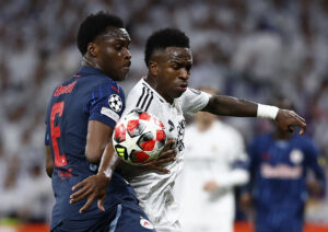 Samson Baidoo, Vini Jr. (REUTERS/Juan Medina)