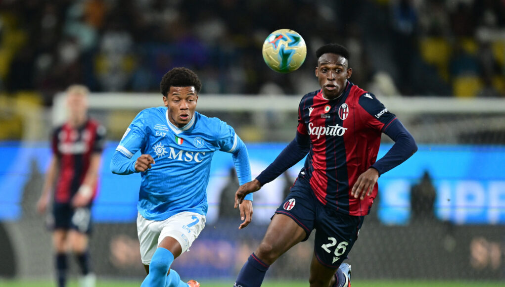 Napoli's David Neres in action with Bologna's Jhon Lucumi. (REUTERS/Daniele Mascolo)