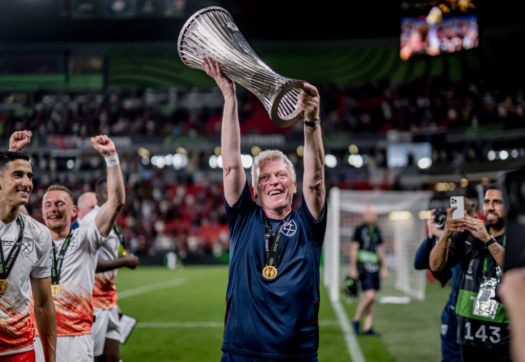 David Moyes lifts the 2023 Conference League trophy